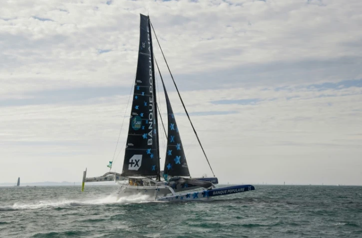 Le trimaran de la classe Ultim d'Armel Le Cleac'h, Banque Populaire IX, quittant la cité malouine, le 4 novembre 2018 pour la course la Route du Rhum