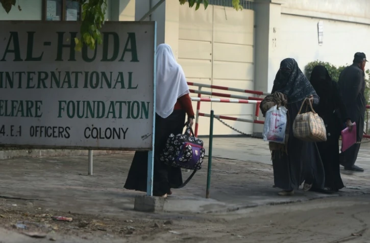 Des étudiantes arrivent à l'institut Al-Huda à Multan au Pakistan, le 7 décembre 2015