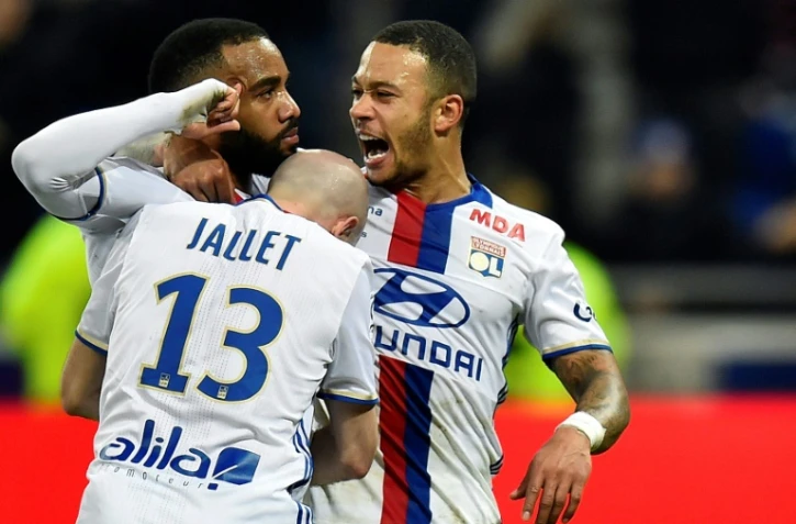 Alexandre Lacazette fête avec, Christophe Jallet et Memphis Depay, son penalty réussi pour Lyon face à Dijon, le 19 février 2017 au Parc OL