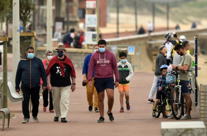 Des personnes se promènent le long de la plage à Capbreton le 22 mai 2020