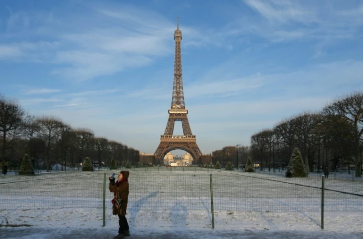 Le Champ de Mars, au pied de la Tour Eiffel, recouvert de neige, le 18 janvier 2024 Ă Paris