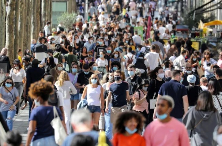 Sur l'avenue des Champs Elysees à Paris, le 27 août 2020, à la veille de l'extension de l'obligation du port du masque à toute la capitale française