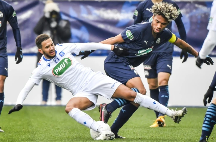 Le défenseur de Marseille Boubacar Kamara (d) à la lutte avec le milieu d'Auxerre Axel Ngando en Coupe de France, le 10 février 2021 à Auxerre