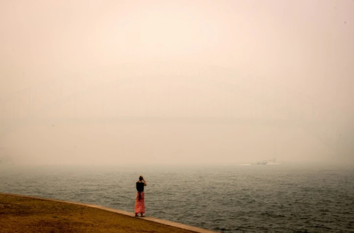 Le grand pont de Sydney, le Harbour Bridge, enveloppé dans un brouillard de fumée provoqué par les incendies géants qui touchent l'Australie, le 10 décembre 2019