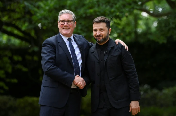 Le Premier ministre britannique Keir Starmer () et le président ukrainien Volodymyr Zelensky lors d'une rencontre au 10 Downing Street, le 23 juin 2025 à Londres