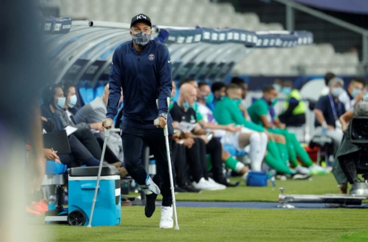 Kylian Mbappé regarde, blessé, la finale de Coupe de France entre le Paris SG et Saint-Etienne, le 24 juillet 2020 au Stade de France