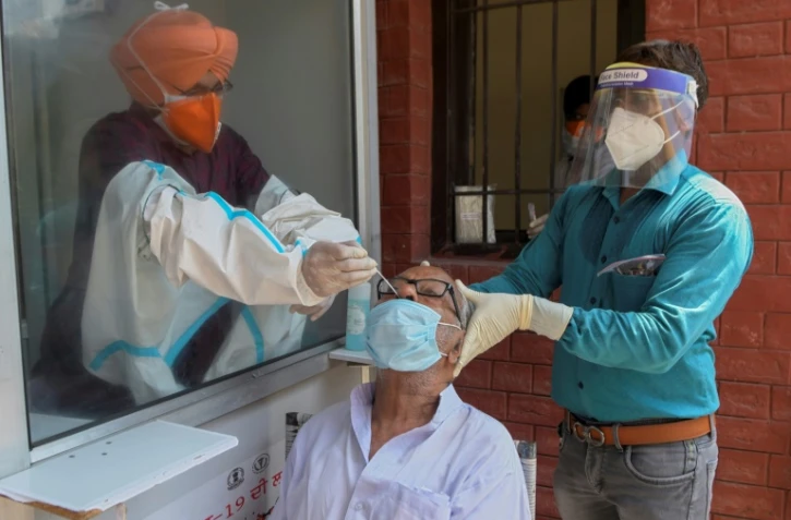 Les autorités sanitaires recueillent un échantillon d?écouvillon nasal d?un indien dans un hôpital civil à Amritsar le 24 août 2020