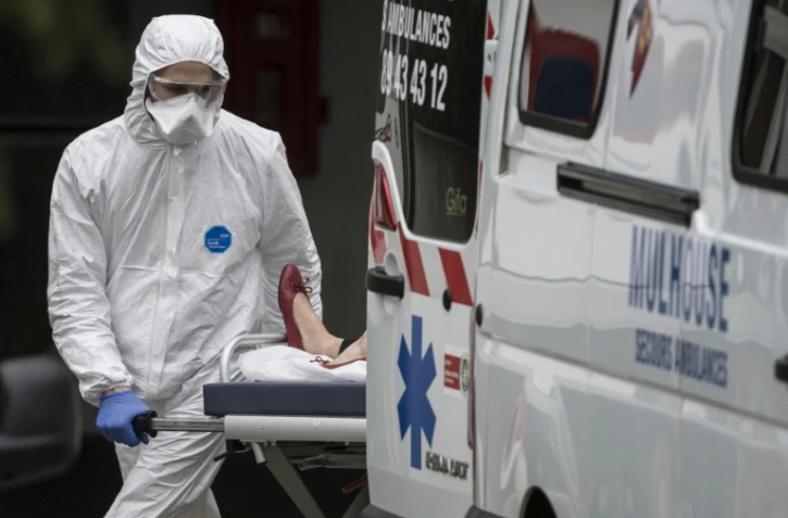 Personnel hospitalier transportant une patiente à l'hôpital Emile Muller de Mulhouse, le 22 mars 2020