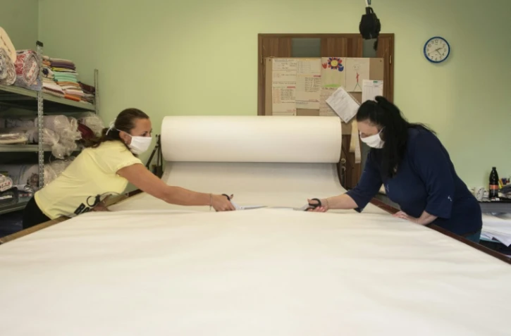 Des employés de la la petite entreprise tchèque Nanospace à Pisek, à 100 km au sud de Prague, le 20 mars 2020