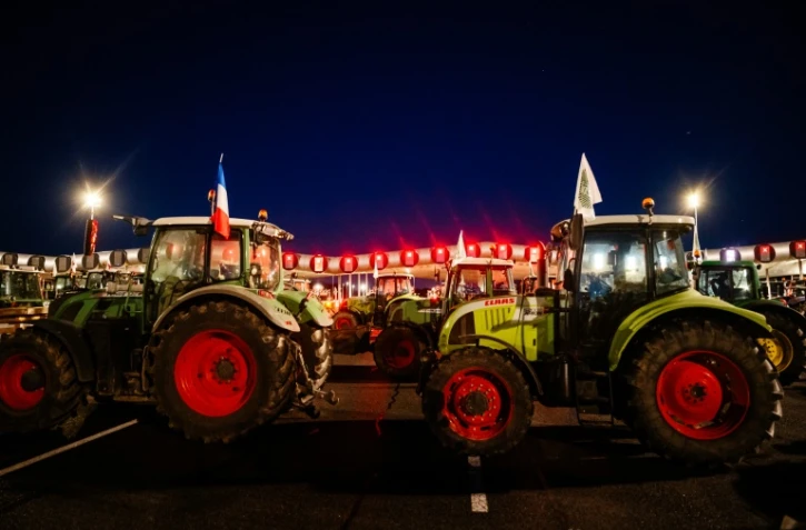 Blocages d'agriculteurs sur l'A10 au péage de Saint-Arnoult-en-Yvelines, au sud-ouest de Paris le 26 janvier 2024