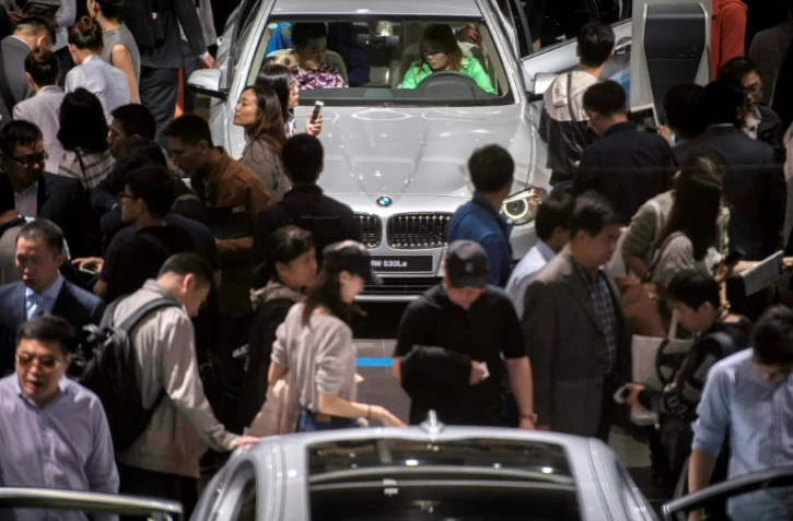 Des visiteurs sur le stand BMW au Salon Auto le 27 avril 2016 à Pékin
