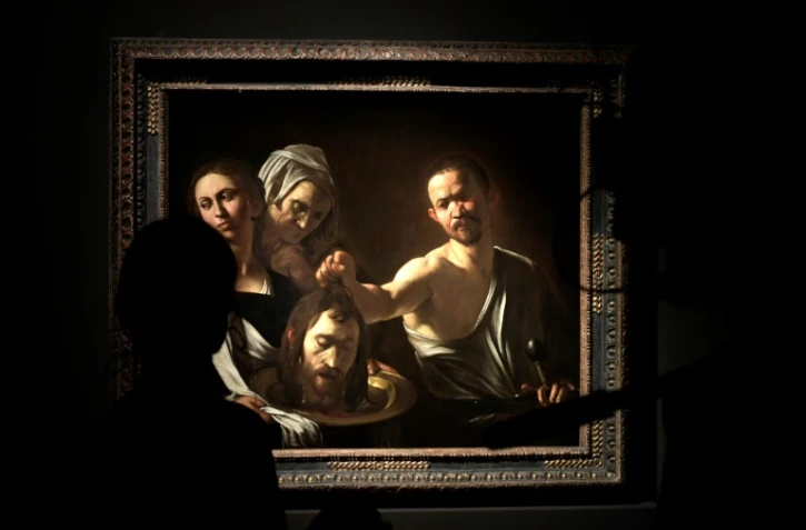 Une personne regarde un tableau du Caravage au Palazzo Reale à Milan, le 28 septembre 2018