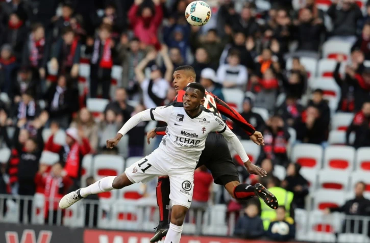 Duel aérien entre l'attaquant de Metz Opa NGuette (g) et le défenseur de Nice Dalbert, le 15 janvier 2017 à l'Allianz Riviera