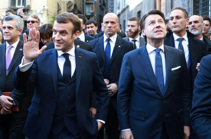 Le président français Emmanuel Macron (G) et le Premier ministre italien Giuseppe Conte (D) le 27 février 2020 dans les rues de Naples