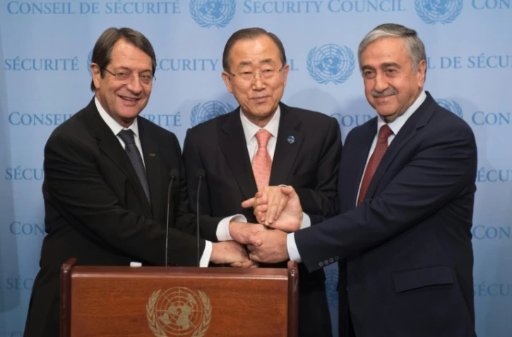 Le président Le président chypriote Nicos Anastasiades (g) et le leader chypriote turc Mustafa Akinci (d) entourent le secrétaire général de l'ONU Ban Ki-moon, le 25 septembre 2016 à New York