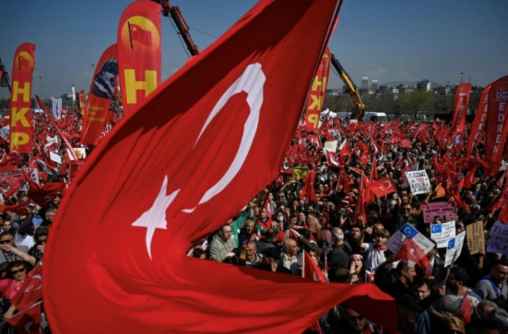 Manifestation organisée par le Parti républicain du peuple (CHP) en soutien au maire arrêté d'Istanbul, Ekrem Imanoglu, à Maltepe, dans la banlieue d'Istanbul, le 29 mars 2025