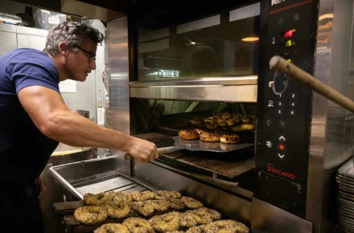 Andrew Martinez, patron de Bo's Bagels, dans sa boutique, le 12 juillet 2023 à New York