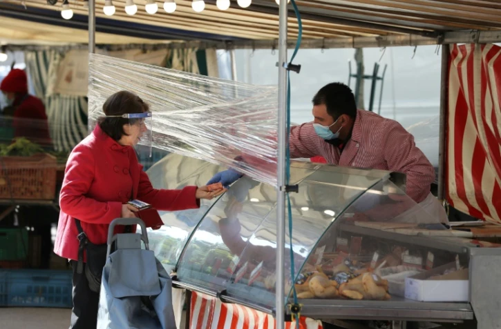Sur le marché de l'Avenue de Saxe à Paris, le 14 mai 2020
