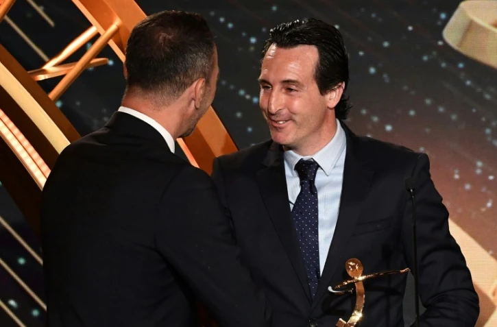 Unai Emery reçoit le trophée du meilleur entraîneur de Ligue 1 des mains de Youri Djorkaeff, le 13 mai 2018 à Paris