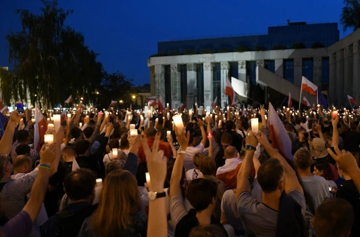 Des manifestants avec des bougies à la main devant un tribunal de Varsovie pour défendre l'indépendance de la justice, le 23 juillet 2017