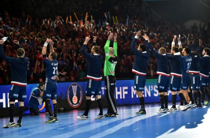 Les Experts saluent le public à l'issue de leur victoire sur l'Islande au Mondial de hand, le 21 janvier 2017 à Villeneuve-d'Ascq 