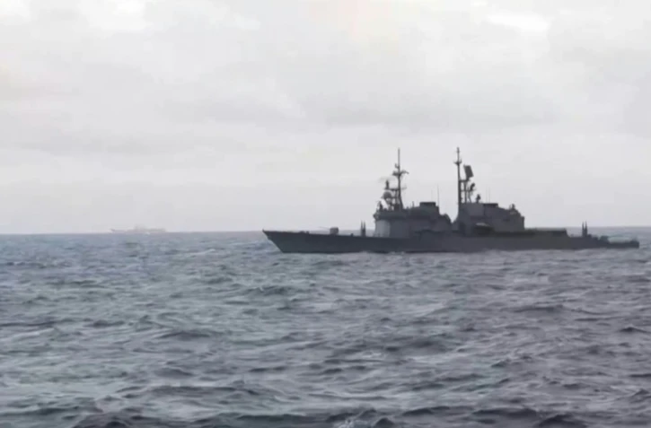 Cette image tirée d'une vidéo prise le 31 mars 2025 et publiée par le ministère taïwanais de la défense le 1er avril 2025 montre des navires militaires chinois dans les eaux au large de Taïwan