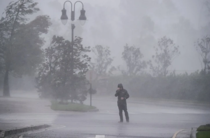 Un journaliste dans une rue de Lake Charles, le 9 octobre 2020 pendant le passage de l'ouragan Delta en Louisiane