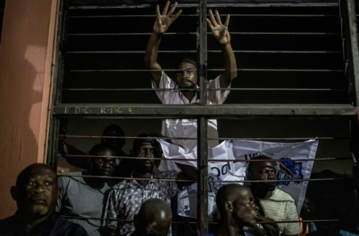 Des partisans de l'opposition assistent par une fenêtre au dépouillement des bulletins de vote de la présidentielle en République démocratique du Congo (RDC), le 30 décembre 2018 à Kinshasa.