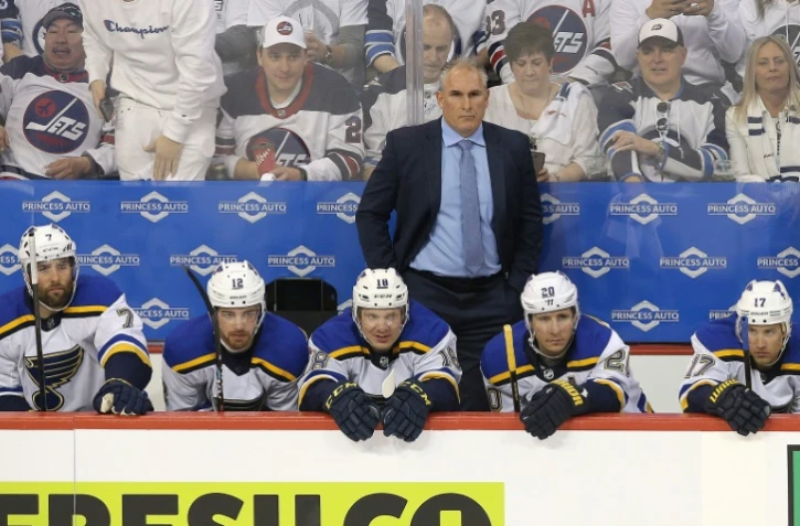 L'entraîneur des St Louis Blues Craig Berube (c) suit le match 1 du 1er tour de Conférence Ouest NHL contre les Winnipeg Jets, le 10 avril 2019 au Canada
