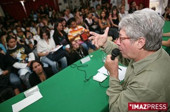 Jeudi 25 Octobre 2007
Claude Miller rencontre des jeunes passionés de cinema au lycée évariste de parny à saint-paul