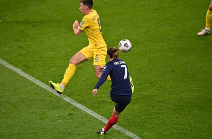 Le Français Antoine Griezmann a ouvert la marque à la 19e minute d'une superbe frappe enroulée dans la lucarne lors du match de qualification pour le Mondial 2022 contre l'Ukraine, au Stade de France, le 24 mars 2021