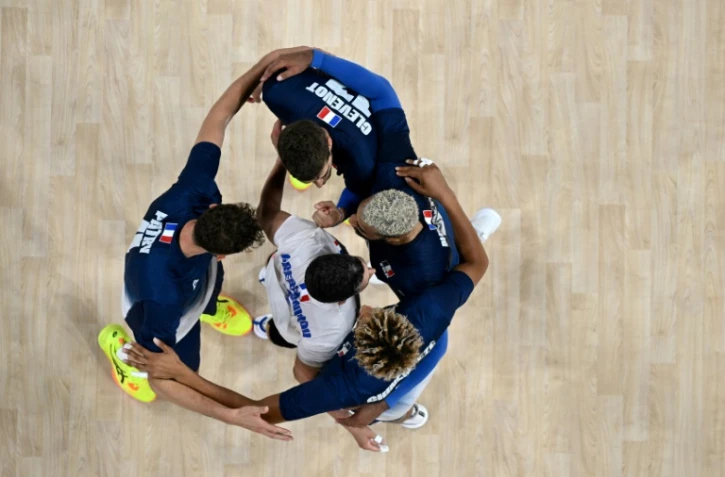 Des joueurs de l'équipe de France olympique de volleyball se tiennent ensemble pendant le quart de finale contre l'Allemagne lors des Jeux olympiques de Paris 2024 à Paris, le 5 août 2024