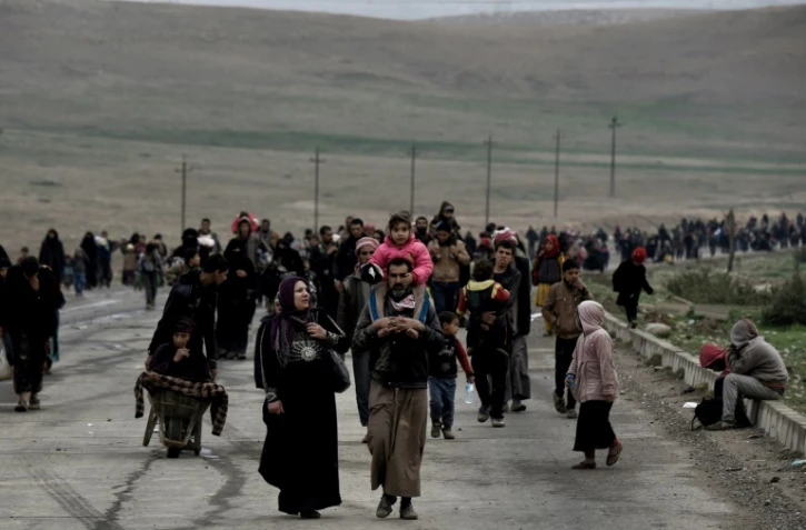 Des centaines de familles fuient les combats à Mossoul entre les forces irakiennes et les jihadistes de l'EI, le 9 mars 2017