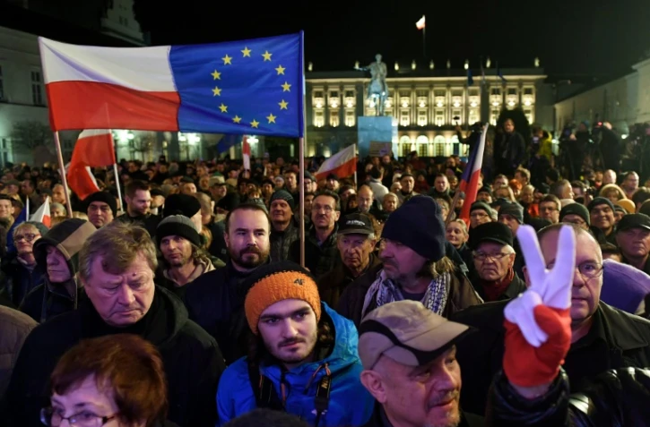 Des manifestants, réunis devant le palais présidentiel de Varsovie, et demandant "des tribunaux libres, des élections libres, une Pologne libre", le 24 novembre 2017