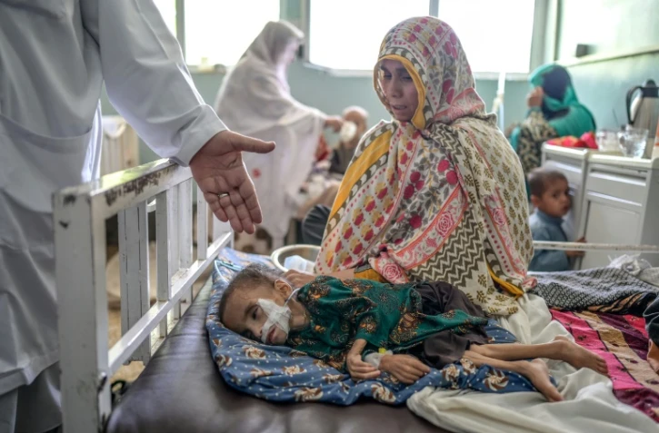 Un enfant souffrant de malnutrition reçoit des soins, à l'hôpital Mirwais de Kandahar (Afghanistan), le 27 septembre 2021