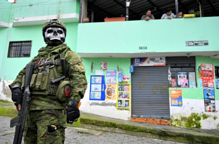 Un militaire en faction dans le quartier de Lucha de los Pobres, dans le sud de Quito, le 12 janvier 2024