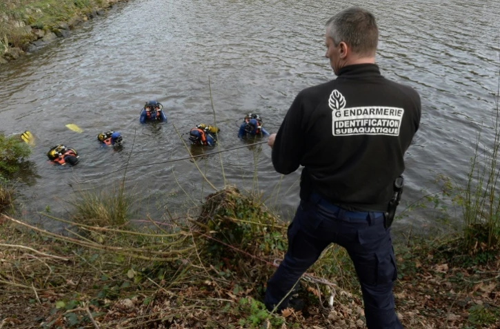 Des plongeurs participent aux recherches dans l'enquête sur la disparition de la famille Troadec, le 3 mars 2017 à Dirinon