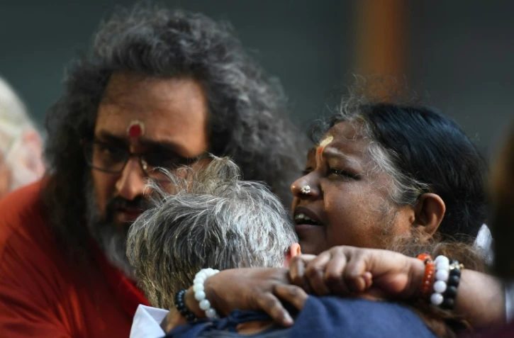 La gourou indienne Mata Amritanandamayi (d),"Amma" étreint une des participantes venue au rassemblement à Paris en son honneur, le 26 octobre 2016