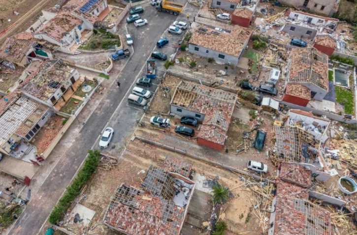 Vue aérienne de maisons détruites par une tornade, le 26 août 2026 à Pomas, dans l'Aude
