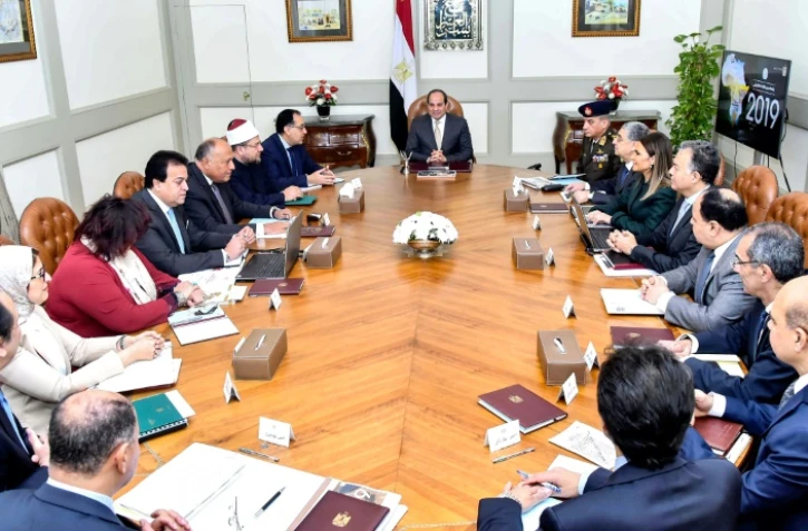 Photo diffusée par la présidence égyptienne le 2 février 2019 montrant le président Abdel Fattah al-Sissi (C) lors d'une réunion avec des membres de son gouvernement