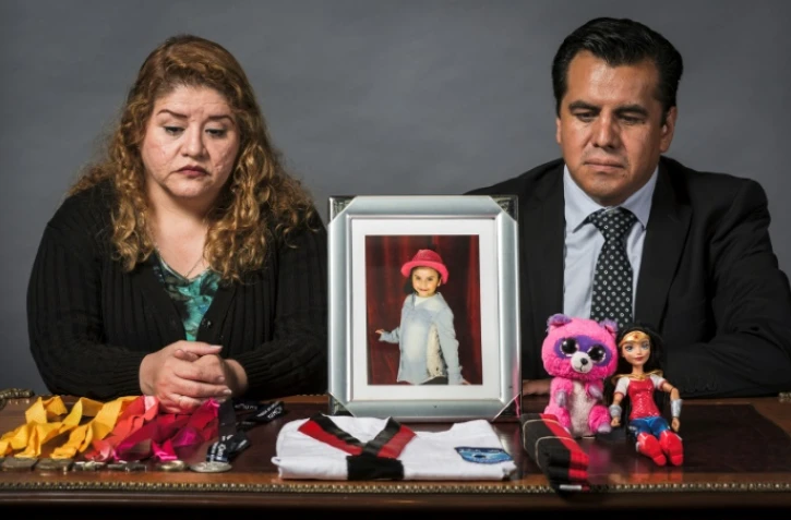 Mireya Rodriguez et Alejandro Jurado montrent, le 15 juin 2018 à Mexico, avec la photo de leur fille de 7 ans Paola morte dans l'effondrement de l'école Rebsamen le 19 septembre 2017