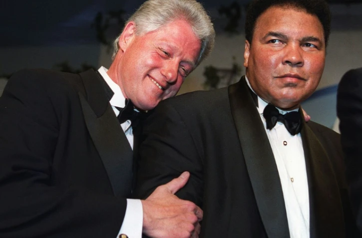 Bill Clinton et Mohamed Ali, le 28 octobre 2000 à Washington