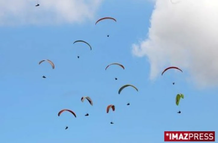 Parapentes dans le ciel de La Réunion