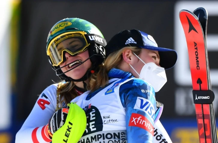 L'Autrichienne Katharina Liensberger (g), victorieuse du slalom, félicitée par l'Américaine Mikaela Shiffrin, aux Mondiaux de Cortina d'Ampezzo, le 20 février 2021