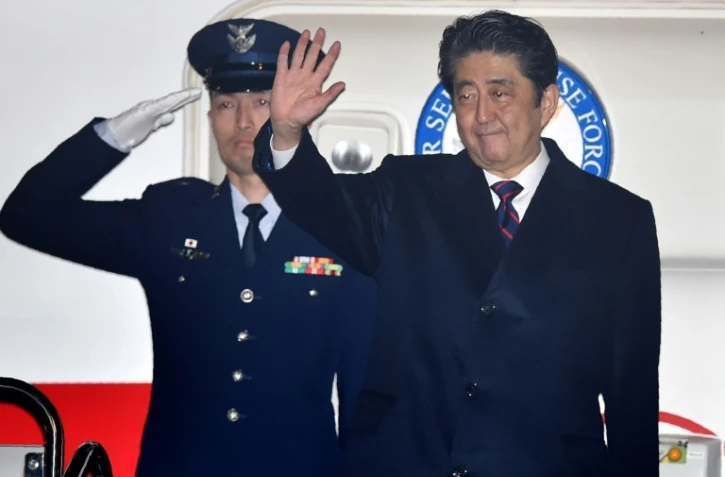 Le Premier ministre japonais, Shinzo Abe, le 26 décembre 2016 à Tokyo avant son départ pour Hawaï où il se rendra à Pearl Harbor