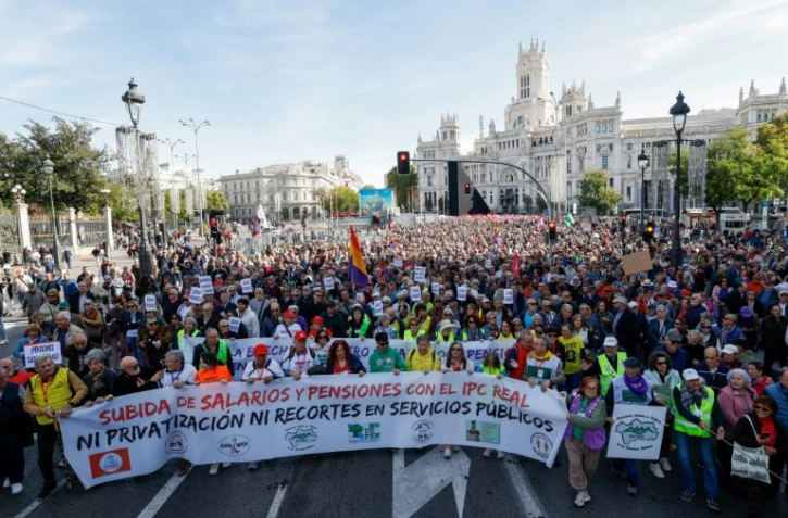Des milliers de manifestants défilent dans le centre de Madrid pour défendre les retraites publiques, le 24 octobre 2026