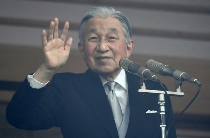 L'empereur du Japon Akihito salue la foule lors d'une cérémonie marquant son 85ème anniversaire au Palais impérial de Tokyo, le 23 décembre 2018