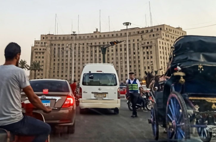 Un policier stoppe la circulation le 21 septembre 2019 sur la place Tahrir, dans le centre du Caire, en Egypte