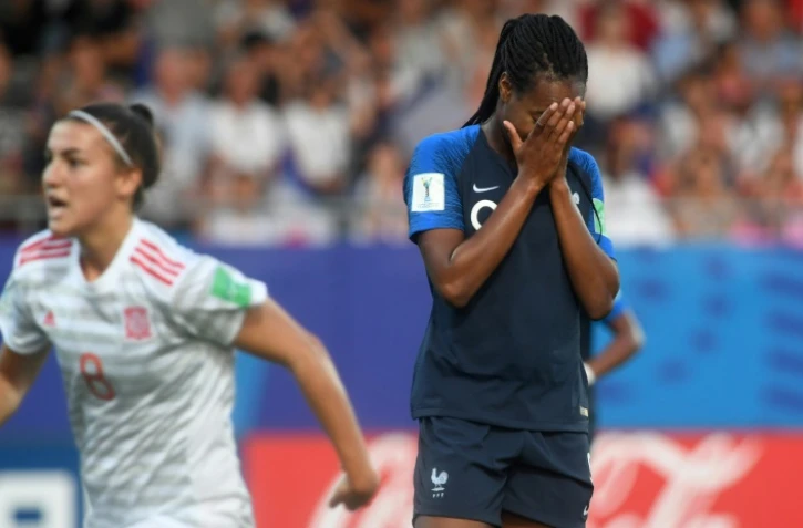 La Française Marie-Antoinette Katoto (d) vient de rater un penalty contre l'Espagne en demi-finale de la Coupe du monde dames des moins de 20 ans, le 20 août 2018 à Vannes (Morbihan)  
