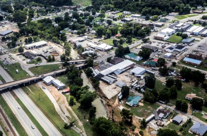 Vue aérienne des dégâts causés par des inondations à Waverly, le 22 août 2021 dans le Tennessee